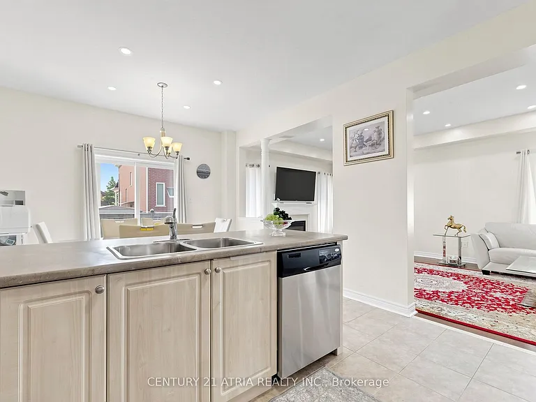 15 Paulgrave Ave — Photo 8