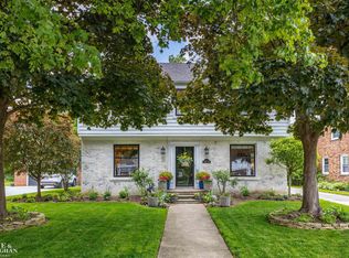 1572 N Renaud Rd, Grosse Pointe Woods, MI 48236