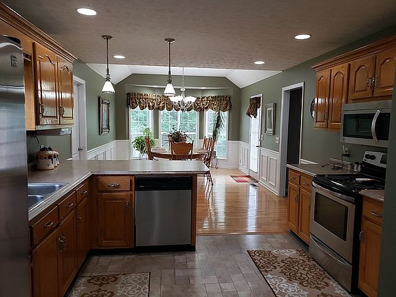 4th image of 82 Emerald Dr