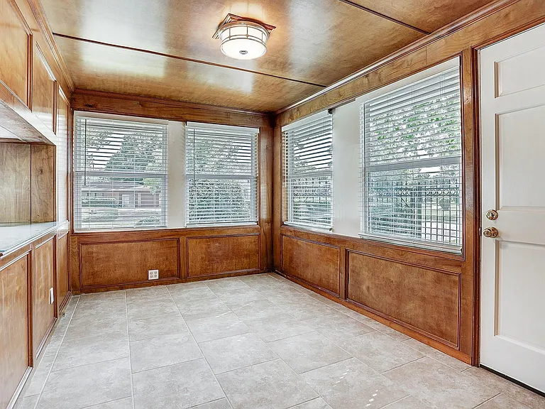 3709 Parkwood Dr — Photo 11