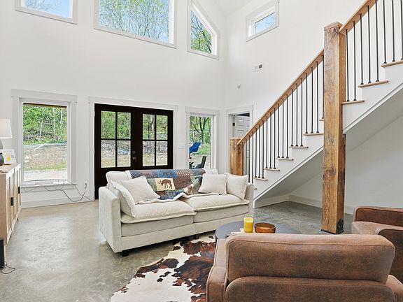 5th image of 318 Robinson Rd