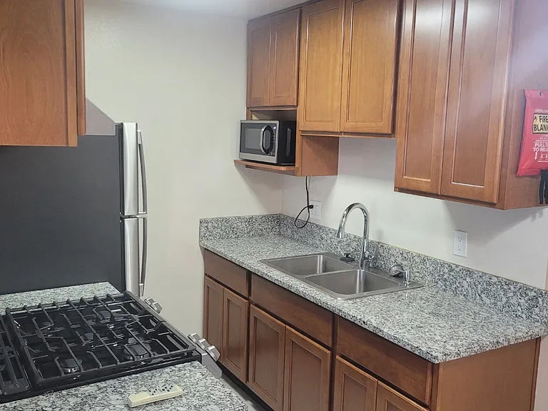 310 W Poplar St #4 — Photo 2