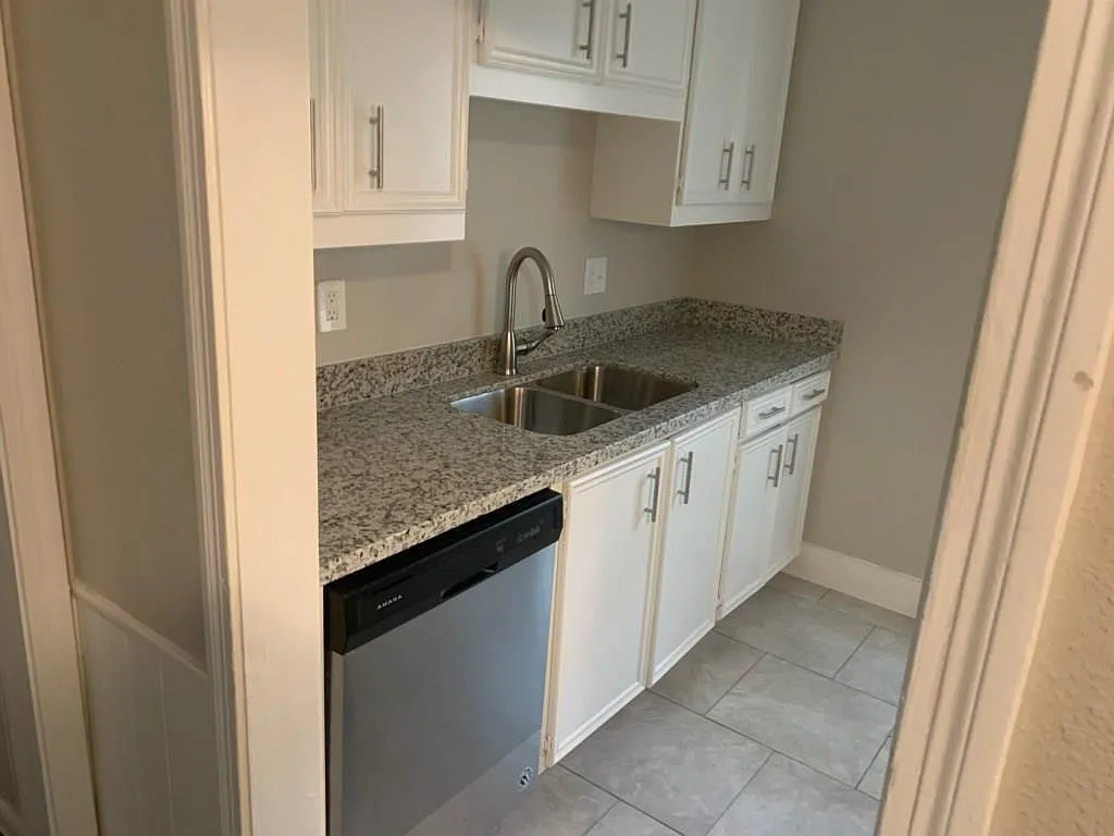 3 bed, 1.0 bath, 1080 sqft, $1,300 — Photo 3