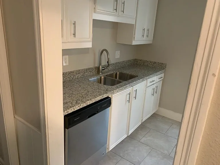 1003 Largo St — Photo 3