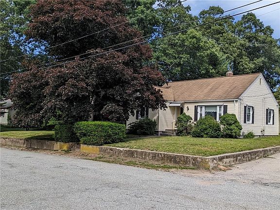 2nd image of 114 Macarthur Blvd