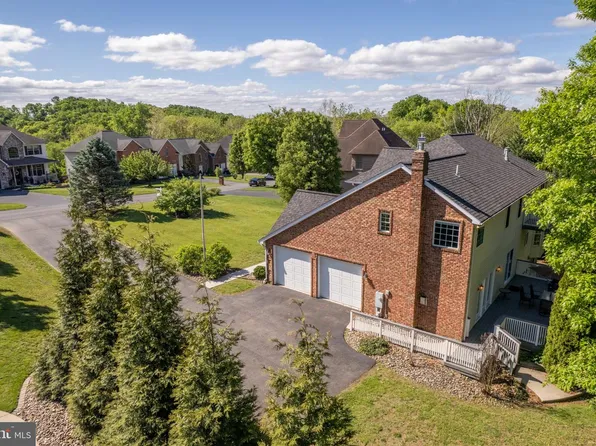 2384 Castlegreen Dr, Greencastle, PA 17225