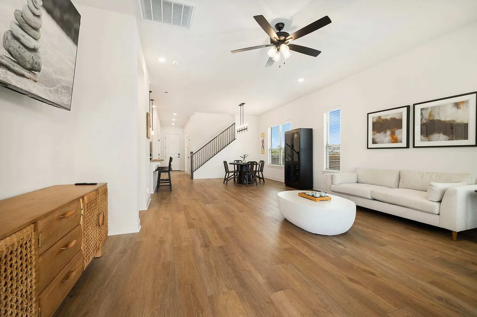 4 bed, 3.0 bath, 2572 sqft, $6,852 — Photo 4