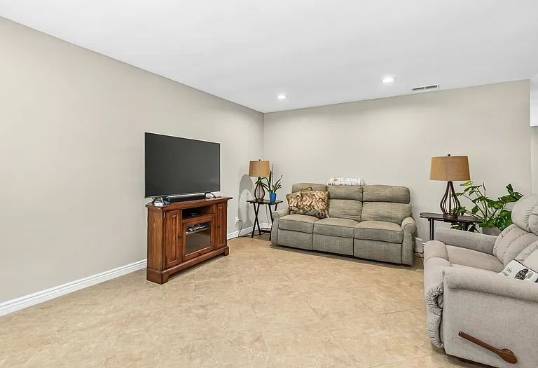 1115 Sayles Ct — Photo 5