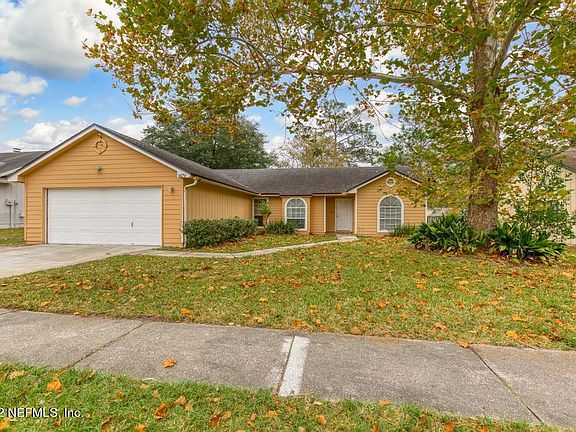 3rd image of 1479 Rose Hill Dr E