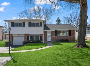 1917 E Pawnee Ln, Mount Prospect, IL 60056