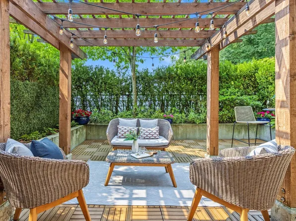 1677 Lloyd Ave #210, North Vancouver, BC V7P 0B1