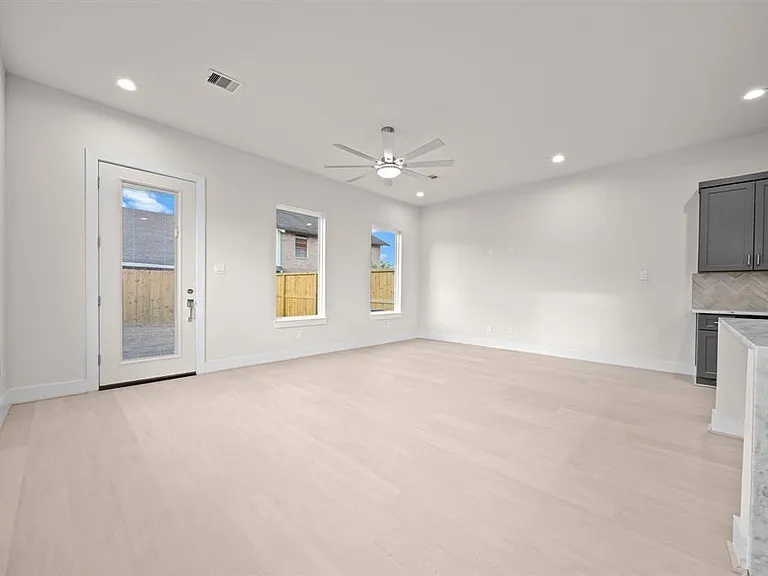 4525 Davenport St — Photo 11
