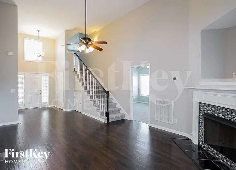 1237 Fossil Dr — Photo 2