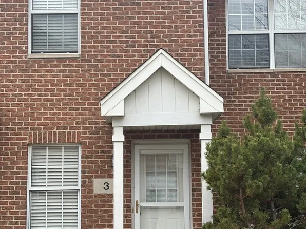 3 Charlotte Cir, Elmhurst, IL 60126