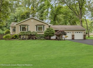 8 Coventry Ct, Manalapan, NJ 07726