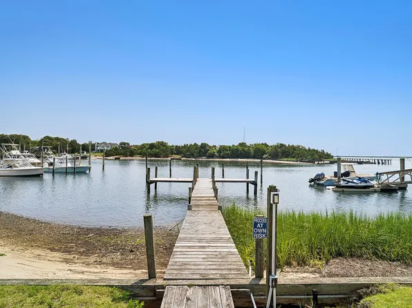 35 Gardners Ln, Hampton Bays, NY 11946