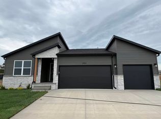 3957 E Fieldcrest Ct, Brookline, MO 65619