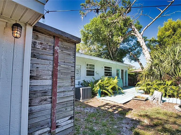 650 Edwards St — Photo 41