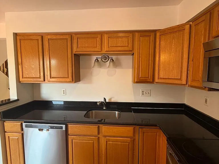 1554 Beverly Ct — Photo 12