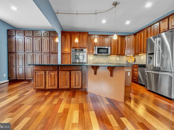 105 N Savanna Dr, Pottstown, PA 19465