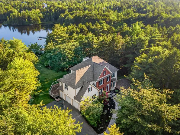 105 Lakeshore Dr, Halifax, NS B4B 1X1
