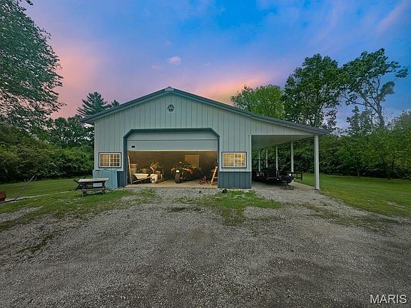 3rd image of 2 Carrico Oaks Ct