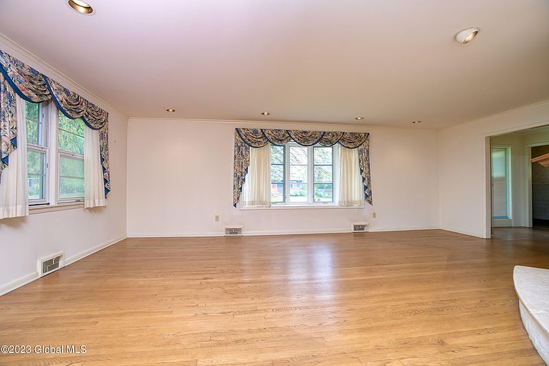5th image of 13 Mayfair Drive