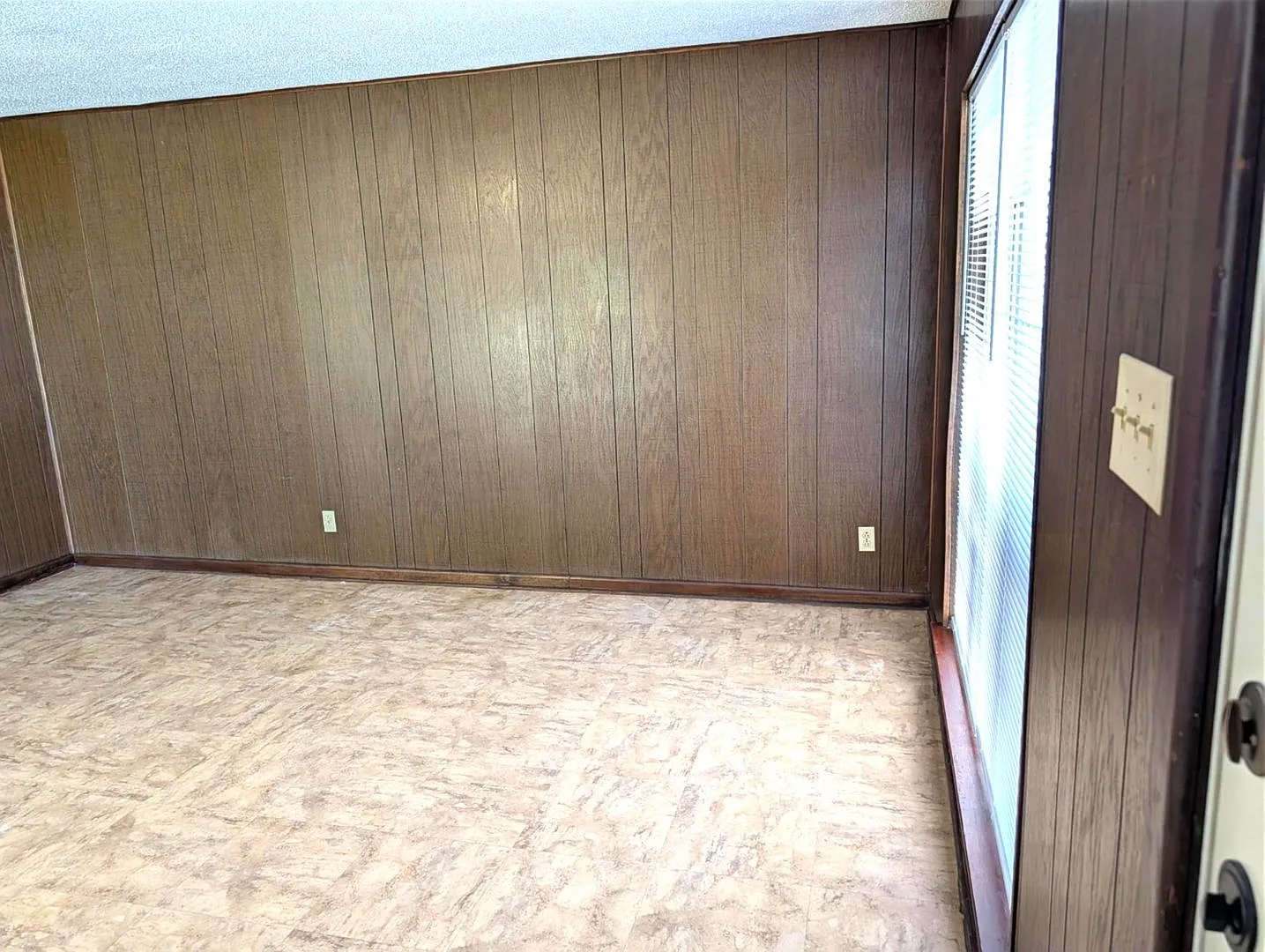 402 Skyline — Photo 3