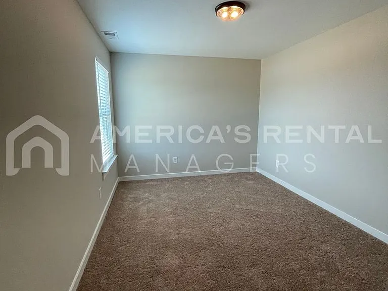 55 Kings Way — Photo 35