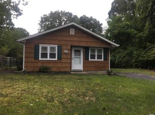 30 Robinwood Dr, Mastic Beach, NY 11951