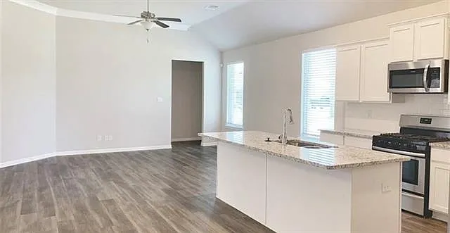 Building Photo - 479 Lakeshore Vlg E
