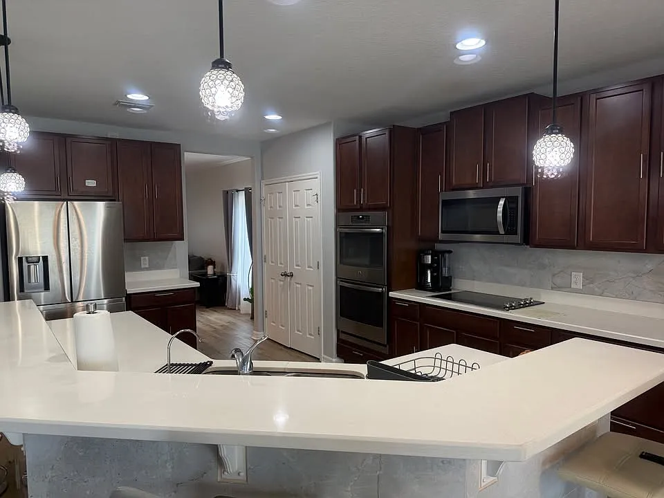 5 bed, 3353 sqft, $895 — Photo 2
