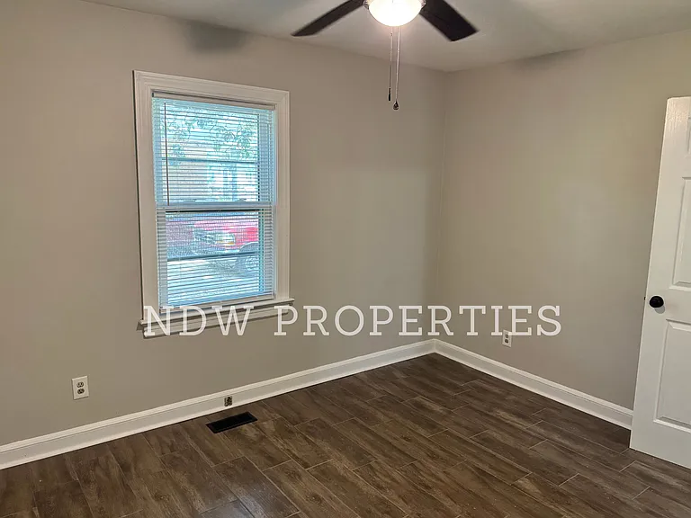 1604 Barnes St — Photo 9