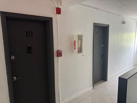4th image of 350 SW 15th Rd APT 9