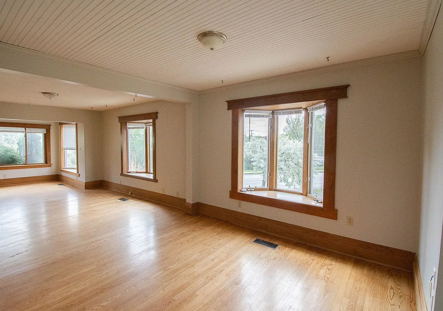 Bright, freshly painted home with HUGE garage space! — Photo 4