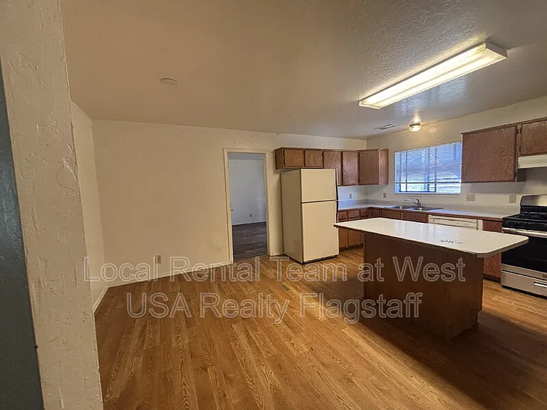 625 S Fountaine St #B — Photo 8