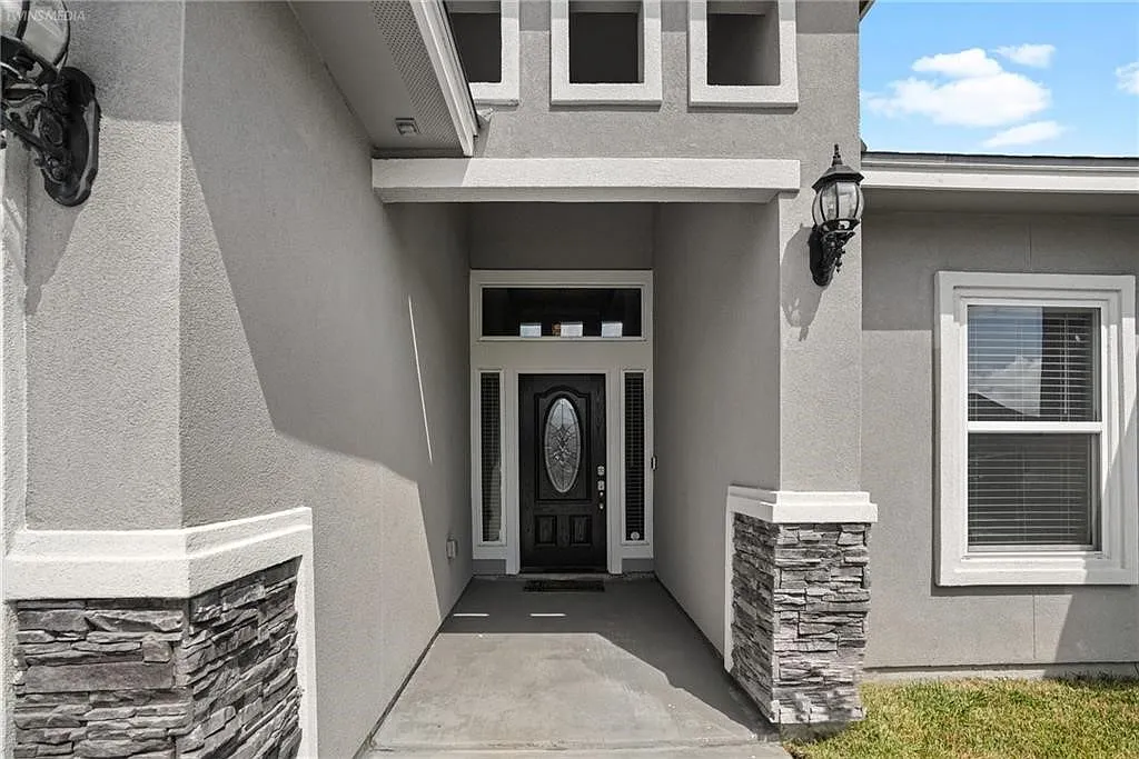 4 bed, 2.0 bath, 2139 sqft, $2,800 — Photo 2