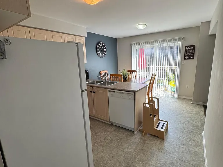 20 Courtney Cres — Photo 5