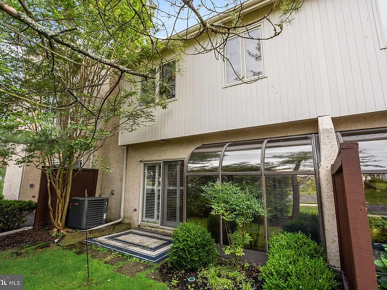 1410 Chanticleer — Photo 32