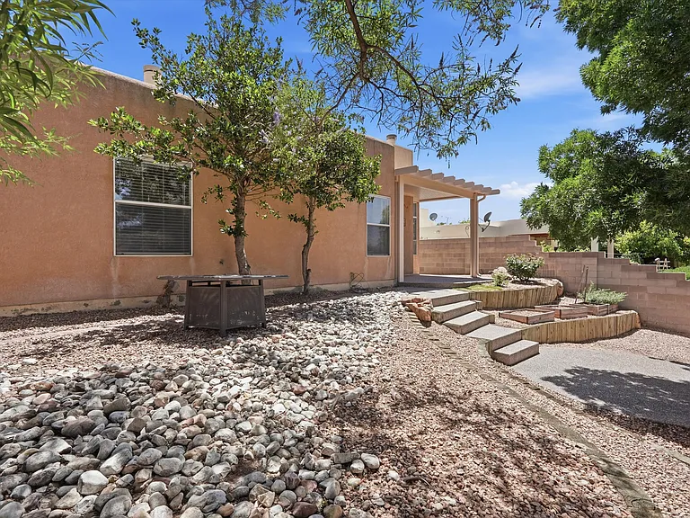 10021 Bridgepointe Ct NE — Photo 40