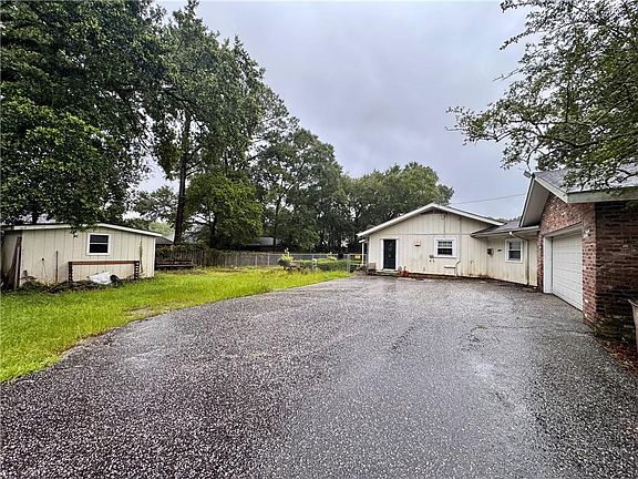 3rd image of 615 Skyline Dr W