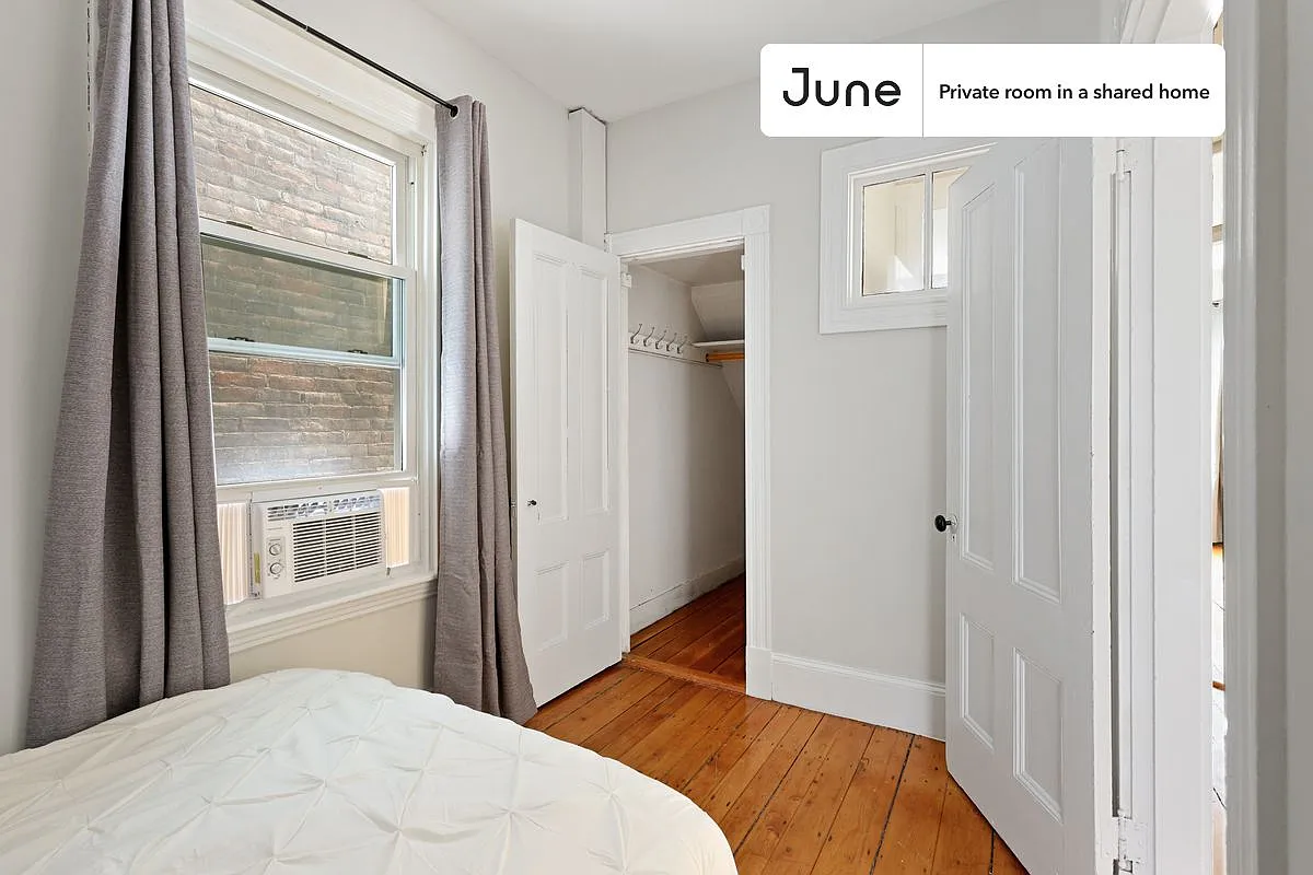 Full bedroom in 4 bed/1 bath home in Roxbury #888 D — Photo 3
