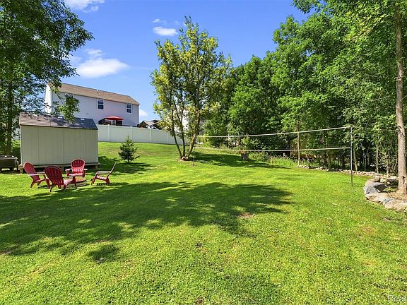 5th image of 435 Old Farm Ln