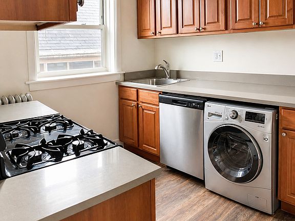 3rd image of 729 Seward St APT 1C