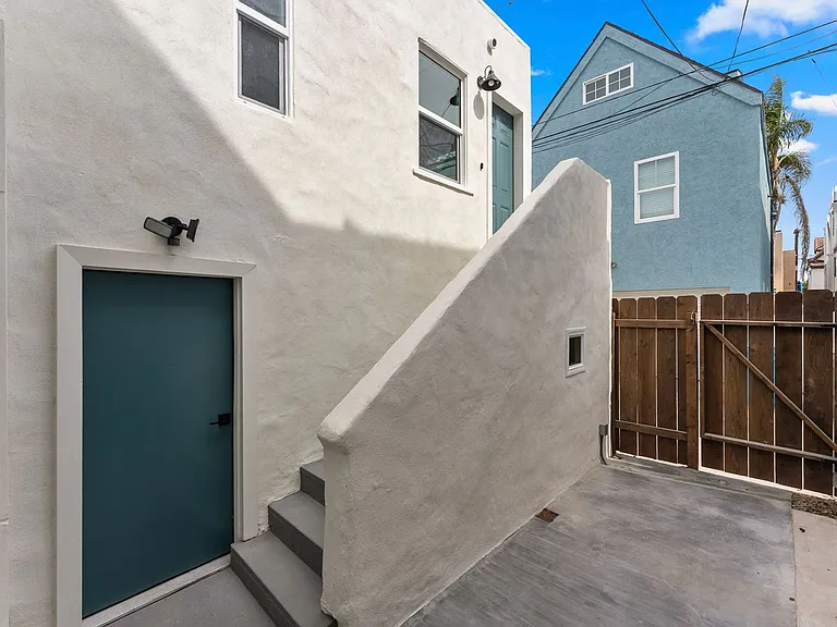 749-749.5 York Ct #7495 YORK COURT — Photo 2