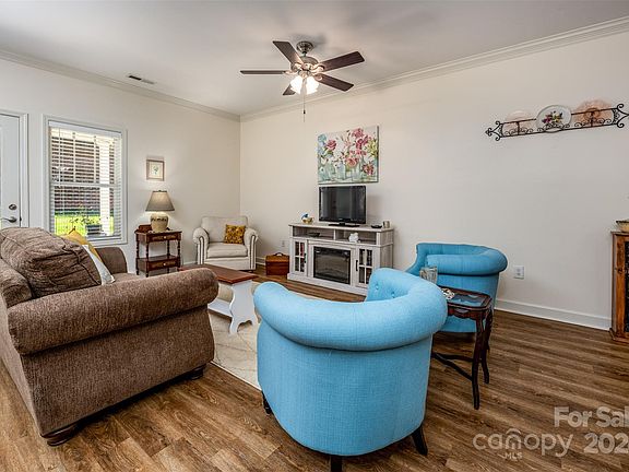 5th image of 1006 The Glen St