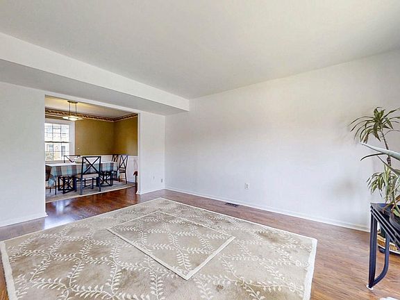 3rd image of 1028 Temple Ct