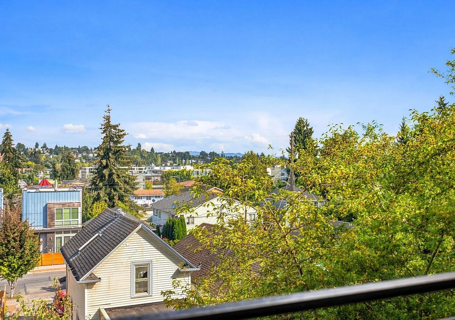 Charming 3 bed 2.5 bath home in Beacon Hill — Photo 4
