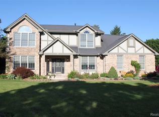 300 Crestway Ct, Saline, MI