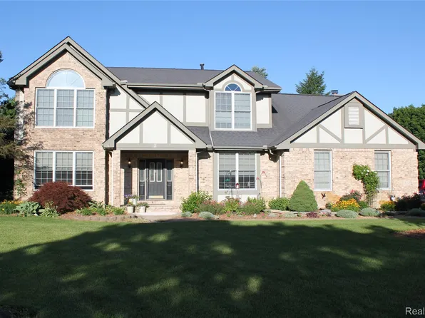 300 Crestway Ct, Saline, MI 48176